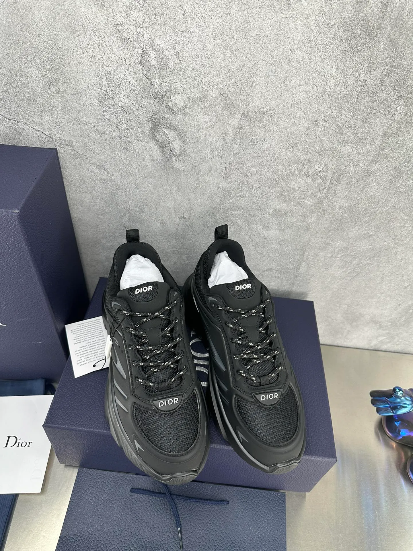 👟👟Ex-factory price 680👟👟 Dior B44 Blade sneakers for couples, a one-to-one replica of the original version. Embellishing the lifestyle capsule collection designed by lewishamilton, the dior B44 Blade sneaker is characterized by 2000s-inspired curves and a strong sense of volume. Promising a sporty yet retro-futuristic feel, they come in microfiber and canvas inlays and are embellished with the 'Dior' signature. These unique pieces, embellished with blades, capture the twisted beauty of the running world. The B44 Blade sneaker features a generous, voluminous silhouette inspired by the 2000s. Made from technical mesh, the upper features tonal technical fabric panels and features contrasting blade inserts on the sole for a running element. The Dior logo is featured on the upper, heel and sides. Two-tone laces and supportive socks accentuate its sporty aesthetic, giving the sneaker an ultra-modern edge to elevate its casual look. Couple size: 35-40, male 39-45